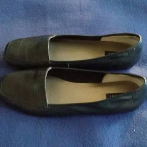 Black leather flat shoes
